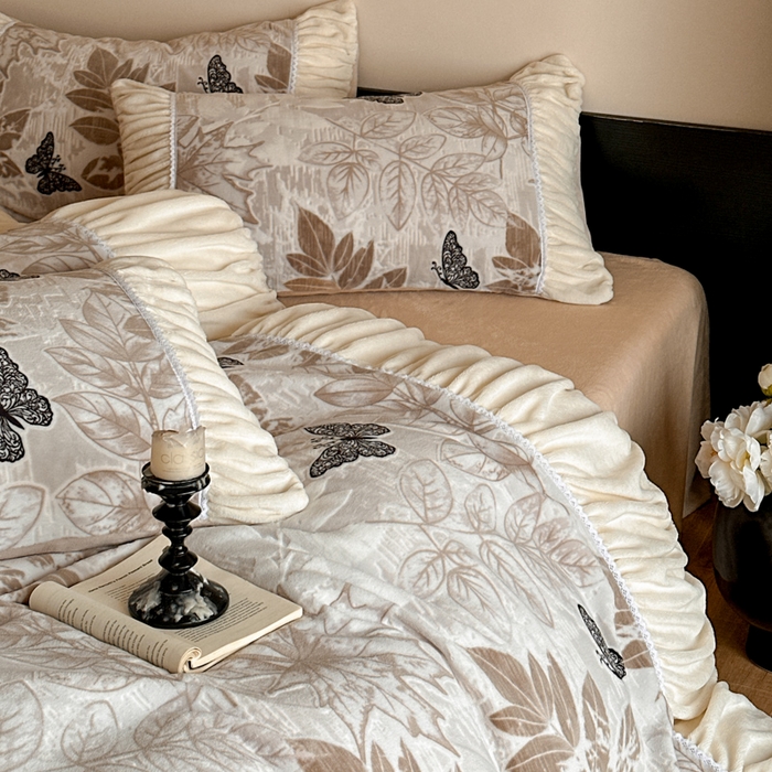 91家纺网 家纺一手货源 找家纺 索飞特家纺 2025新款秋冬法式牛奶绒皱皱边雕花四件套 夏花之梦-卡其