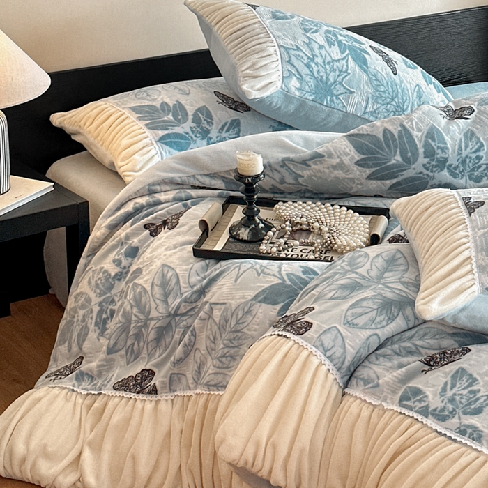 91家纺网 家纺一手货源 找家纺 索飞特家纺 2025新款秋冬法式牛奶绒皱皱边雕花四件套 夏花之梦-兰