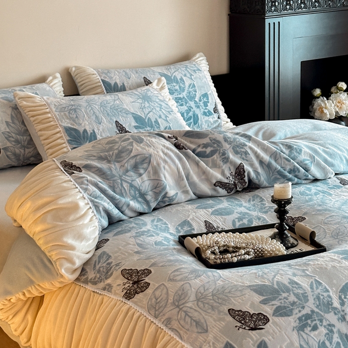 91家纺网 家纺一手货源 找家纺 索飞特家纺 2025新款秋冬法式牛奶绒皱皱边雕花四件套 夏花之梦-兰