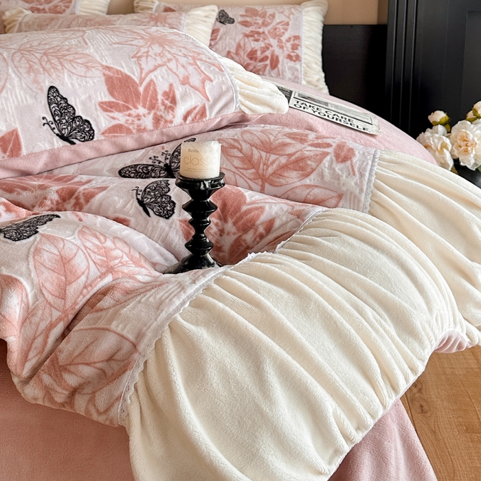 91家纺网 家纺一手货源 找家纺 索飞特家纺 2025新款秋冬法式牛奶绒皱皱边雕花四件套 夏花之梦-粉