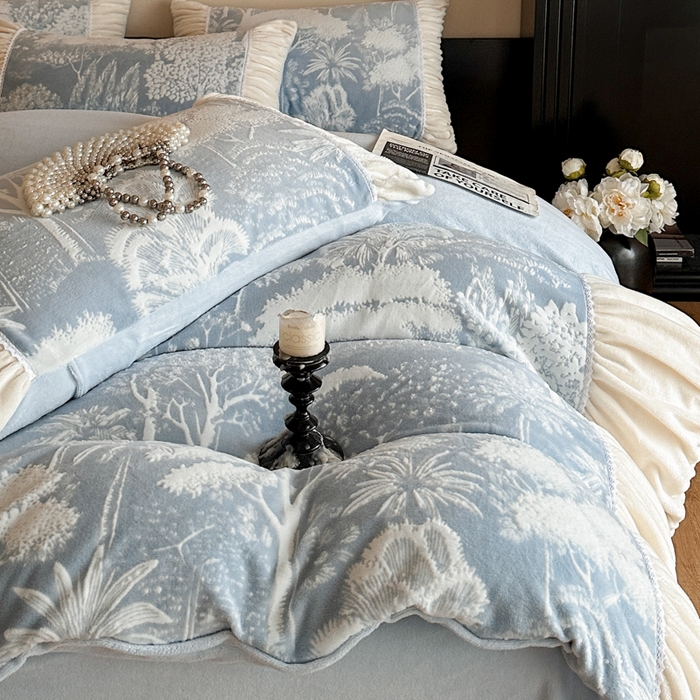 91家纺网 家纺一手货源 找家纺 索飞特家纺 2025新款秋冬法式牛奶绒皱皱边雕花四件套 杏花烟雨-兰