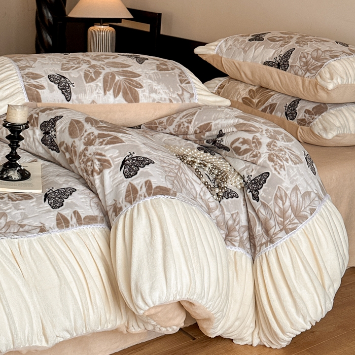 91家纺网 家纺一手货源 找家纺 索飞特家纺 2025新款秋冬法式牛奶绒皱皱边雕花四件套 夏花之梦-卡其