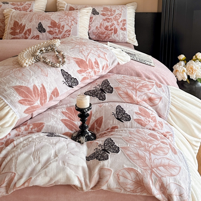 91家纺网 家纺一手货源 找家纺 索飞特家纺 2025新款秋冬法式牛奶绒皱皱边雕花四件套 夏花之梦-粉