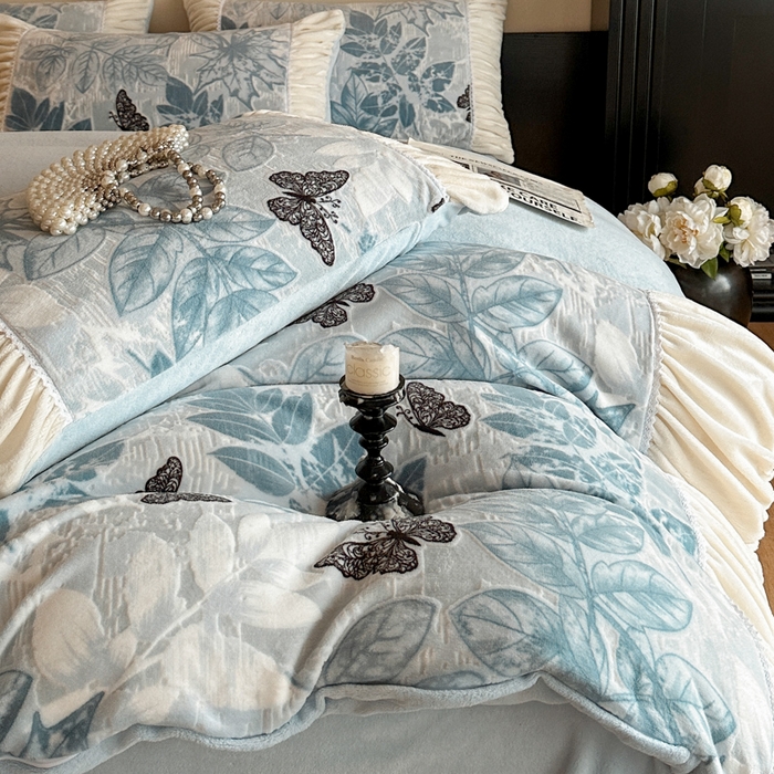 91家纺网 家纺一手货源 找家纺 索飞特家纺 2025新款秋冬法式牛奶绒皱皱边雕花四件套 夏花之梦-兰