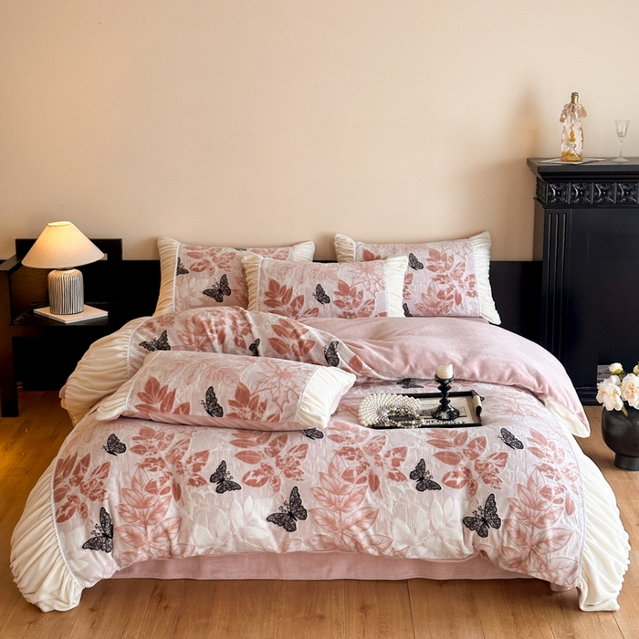 91家纺网 家纺一手货源 找家纺 索飞特家纺 2025新款秋冬法式牛奶绒皱皱边雕花四件套 夏花之梦-粉