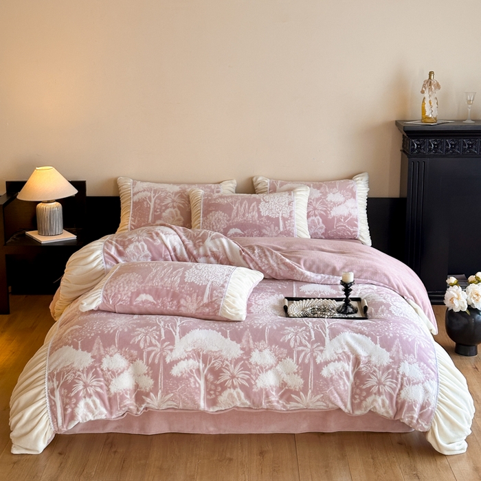 91家纺网 家纺一手货源 找家纺 索飞特家纺 2025新款秋冬法式牛奶绒皱皱边雕花四件套 杏花烟雨-粉