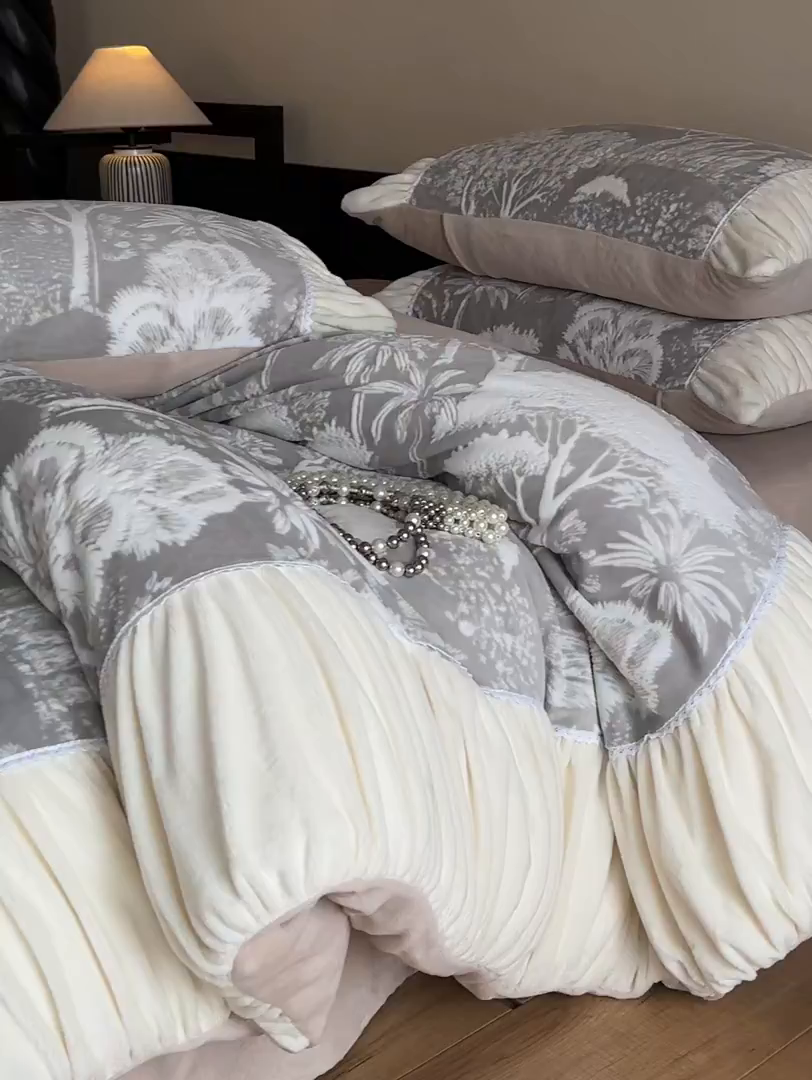 91家纺网 家纺一手货源 找家纺 索飞特家纺 2025新款秋冬法式牛奶绒皱皱边雕花四件套 杏花烟雨-灰驼