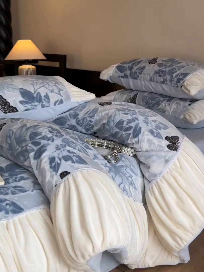 91家纺网 家纺一手货源 找家纺 索飞特家纺 2025新款秋冬法式牛奶绒皱皱边雕花四件套 夏花之梦-兰