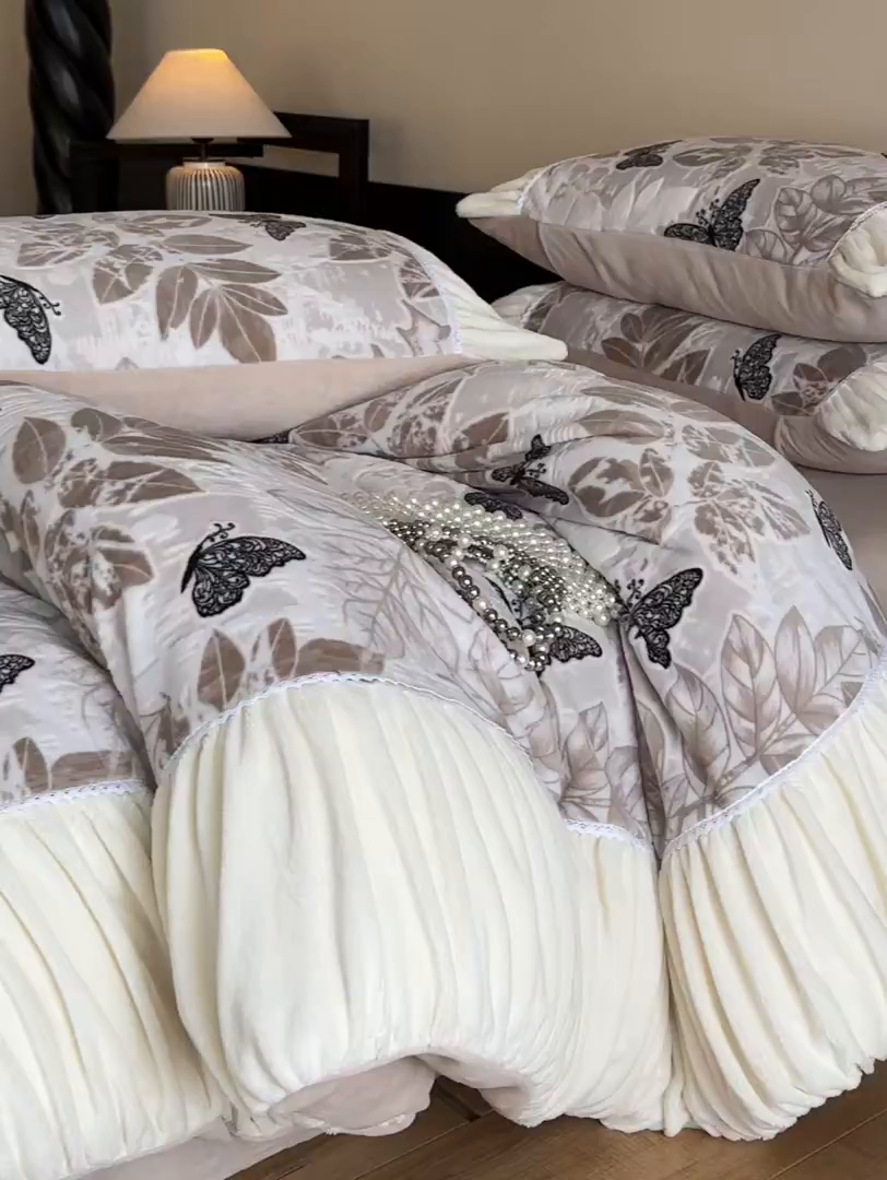 91家纺网 家纺一手货源 找家纺 索飞特家纺 2025新款秋冬法式牛奶绒皱皱边雕花四件套 夏花之梦-卡其