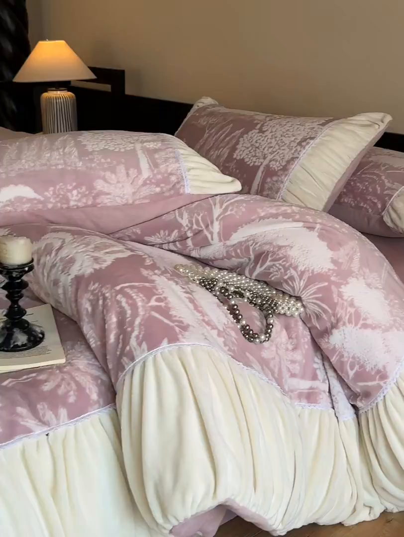 91家纺网 家纺一手货源 找家纺 索飞特家纺 2025新款秋冬法式牛奶绒皱皱边雕花四件套 杏花烟雨-粉