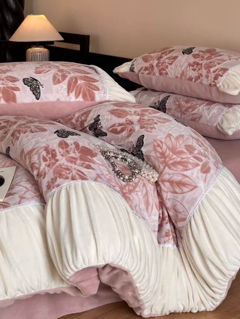 91家纺网 家纺一手货源 找家纺 索飞特家纺 2025新款秋冬法式牛奶绒皱皱边雕花四件套 夏花之梦-粉