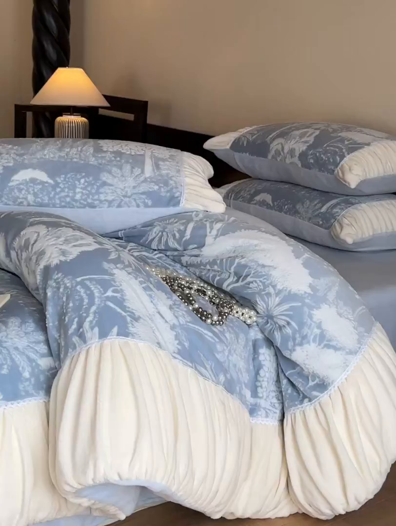 91家纺网 家纺一手货源 找家纺 索飞特家纺 2025新款秋冬法式牛奶绒皱皱边雕花四件套 杏花烟雨-兰