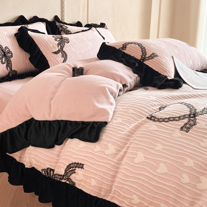 91家纺网 家纺一手货源 找家纺 （总）索飞特家纺 2025新款秋冬赫本风牛奶绒彩印黑边四件套