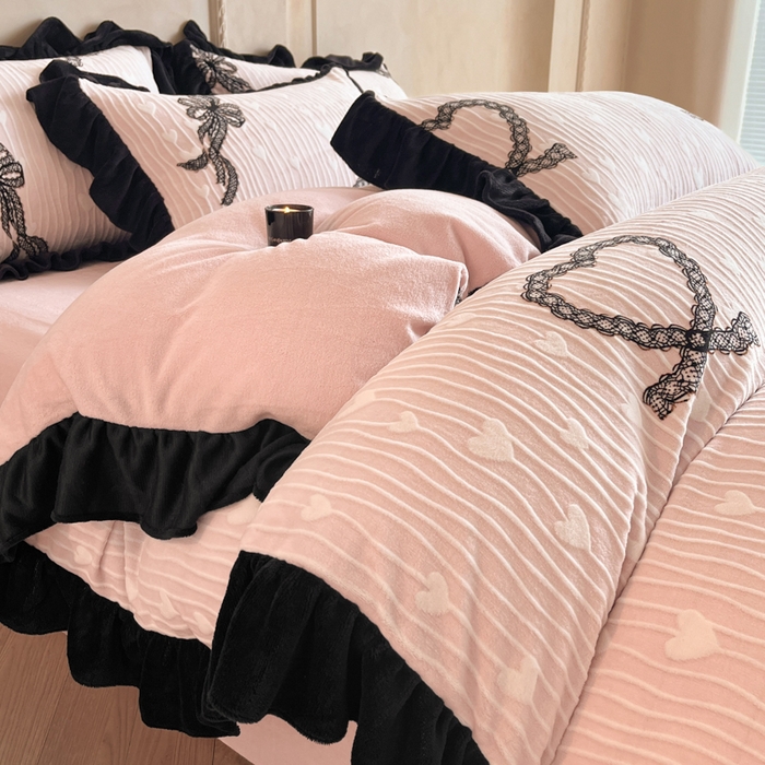 91家纺网 家纺一手货源 找家纺 （总）索飞特家纺 2025新款秋冬赫本风牛奶绒彩印黑边四件套