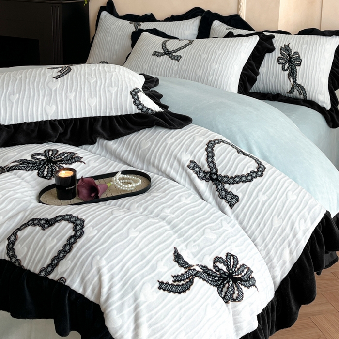 91家纺网 家纺一手货源 找家纺 （总）索飞特家纺 2025新款秋冬赫本风牛奶绒彩印黑边四件套