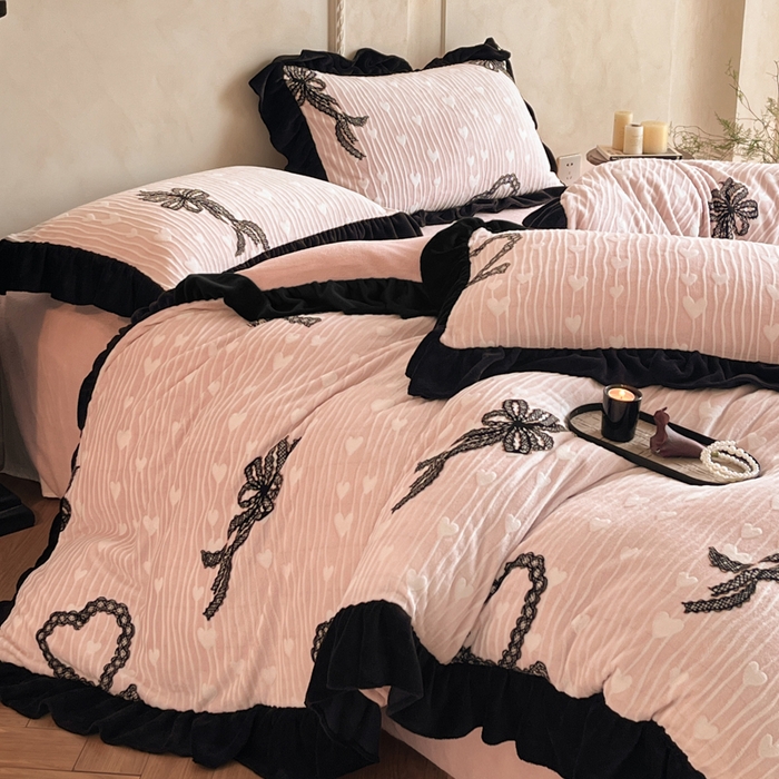 91家纺网 家纺一手货源 找家纺 （总）索飞特家纺 2025新款秋冬赫本风牛奶绒彩印黑边四件套