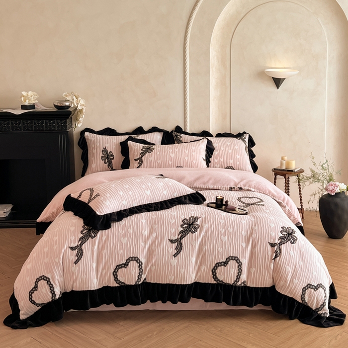 91家纺网 家纺一手货源 找家纺 （总）索飞特家纺 2025新款秋冬赫本风牛奶绒彩印黑边四件套