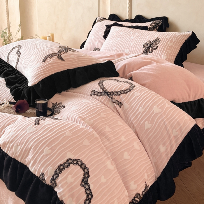 91家纺网 家纺一手货源 找家纺 （总）索飞特家纺 2025新款秋冬赫本风牛奶绒彩印黑边四件套