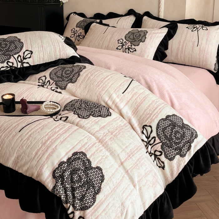 91家纺网 家纺一手货源 找家纺 （总）索飞特家纺 2025新款秋冬赫本风牛奶绒彩印黑边四件套