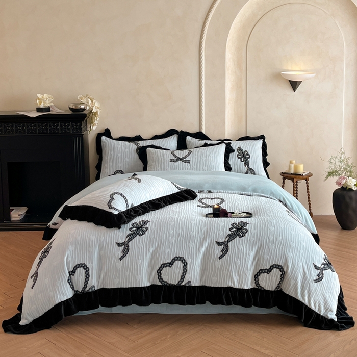 91家纺网 家纺一手货源 找家纺 索飞特家纺 2025新款秋冬赫本风牛奶绒彩印黑边四件套 挚爱-兰