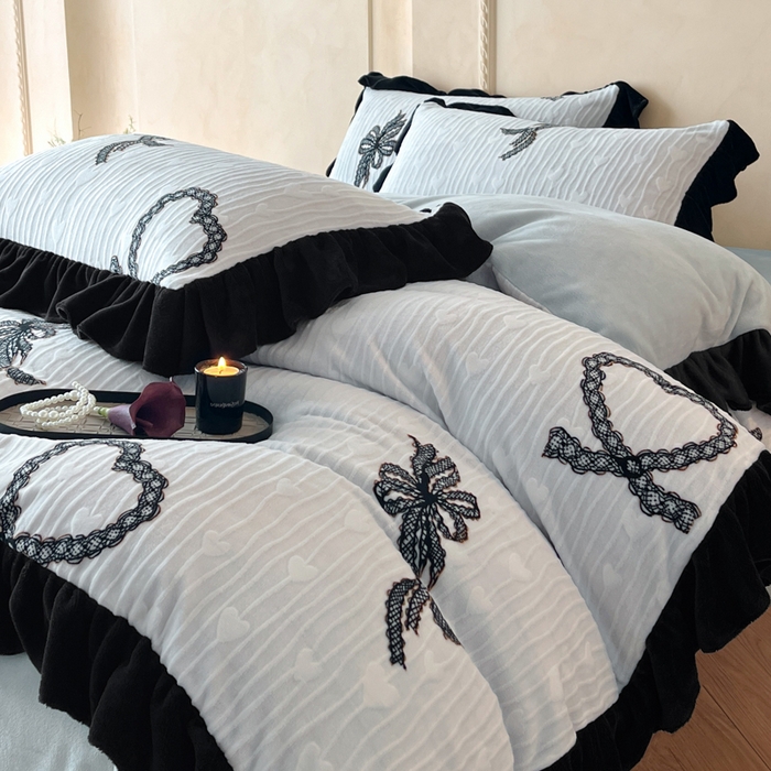 91家纺网 家纺一手货源 找家纺 索飞特家纺 2025新款秋冬赫本风牛奶绒彩印黑边四件套 挚爱-兰