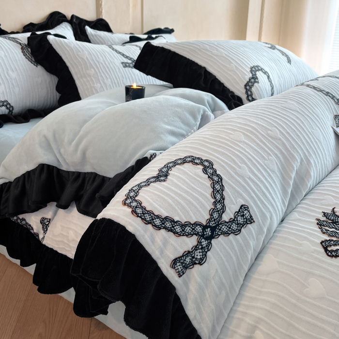 91家纺网 家纺一手货源 找家纺 索飞特家纺 2025新款秋冬赫本风牛奶绒彩印黑边四件套 挚爱-兰