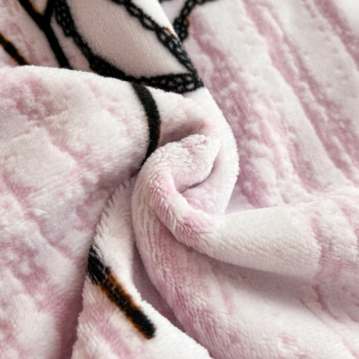 91家纺网 家纺一手货源 找家纺 索飞特家纺 2025新款秋冬赫本风牛奶绒彩印黑边四件套 情愫-粉