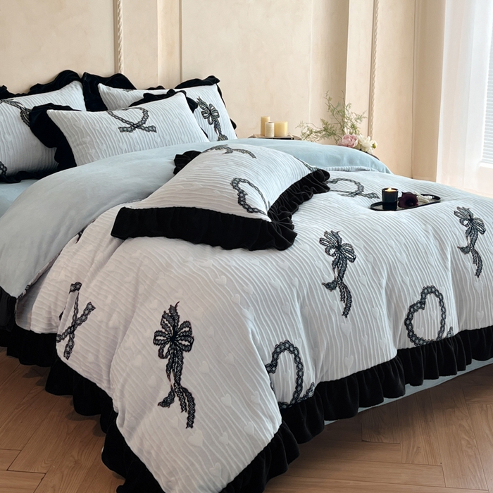 91家纺网 家纺一手货源 找家纺 索飞特家纺 2025新款秋冬赫本风牛奶绒彩印黑边四件套 挚爱-兰