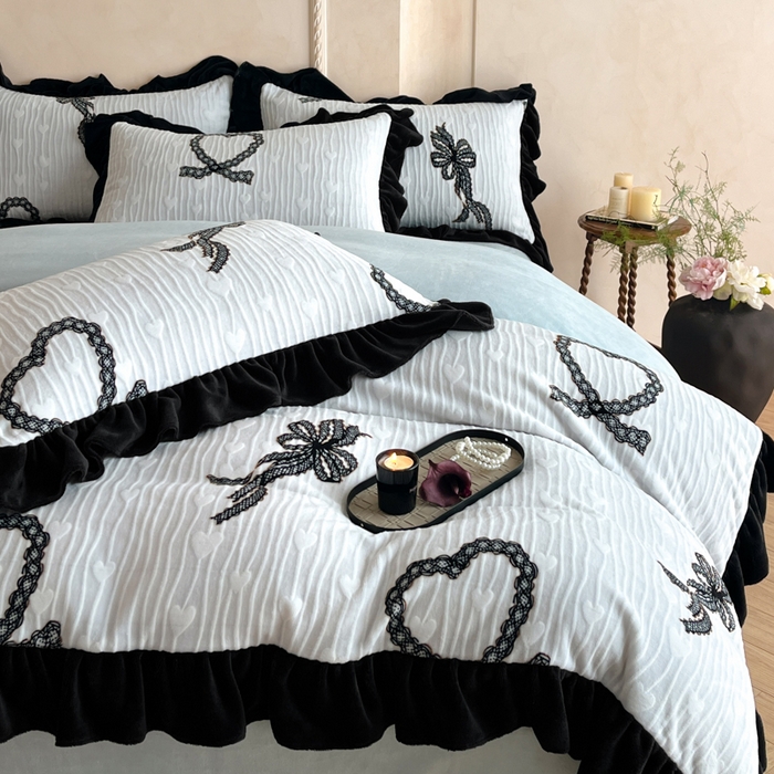 91家纺网 家纺一手货源 找家纺 索飞特家纺 2025新款秋冬赫本风牛奶绒彩印黑边四件套 挚爱-兰