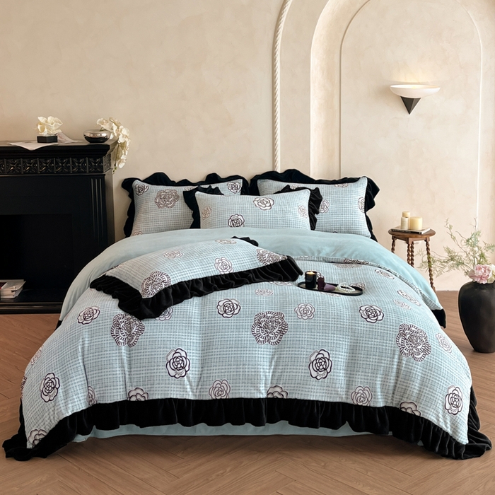 91家纺网 家纺一手货源 找家纺 索飞特家纺 2025新款秋冬赫本风牛奶绒彩印黑边四件套 奥莱迪-雾蓝