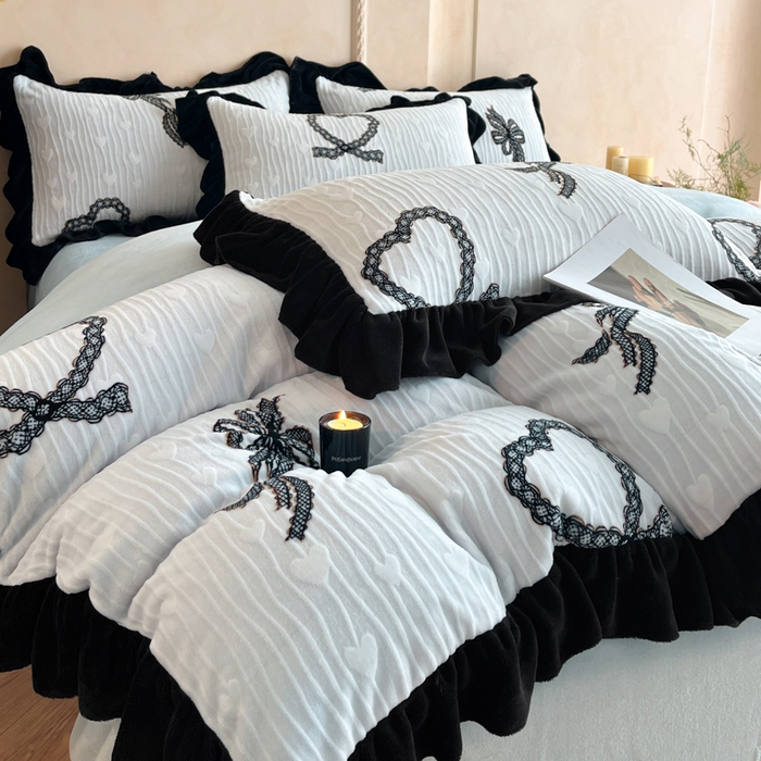 91家纺网 家纺一手货源 找家纺 索飞特家纺 2025新款秋冬赫本风牛奶绒彩印黑边四件套 挚爱-兰