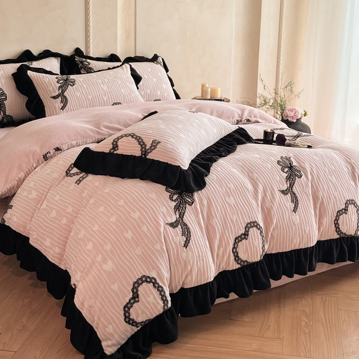 91家纺网 家纺一手货源 找家纺 索飞特家纺 2025新款秋冬赫本风牛奶绒彩印黑边四件套 挚爱-粉