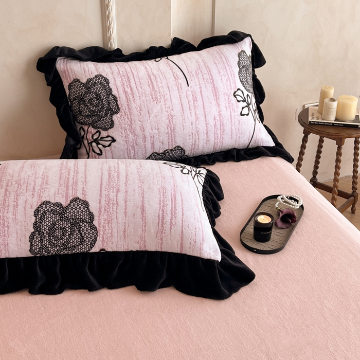 91家纺网 家纺一手货源 找家纺 索飞特家纺 2025新款秋冬赫本风牛奶绒彩印黑边四件套 情愫-粉