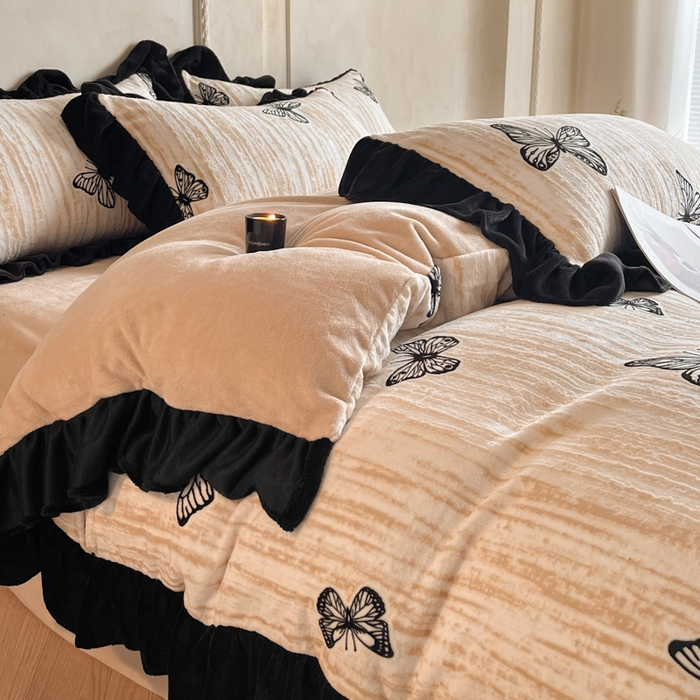 91家纺网 家纺一手货源 找家纺 索飞特家纺 2025新款秋冬赫本风牛奶绒彩印黑边四件套 玉蝴蝶-卡其