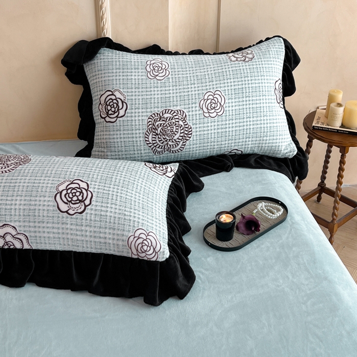 91家纺网 家纺一手货源 找家纺 索飞特家纺 2025新款秋冬赫本风牛奶绒彩印黑边四件套 奥莱迪-雾蓝