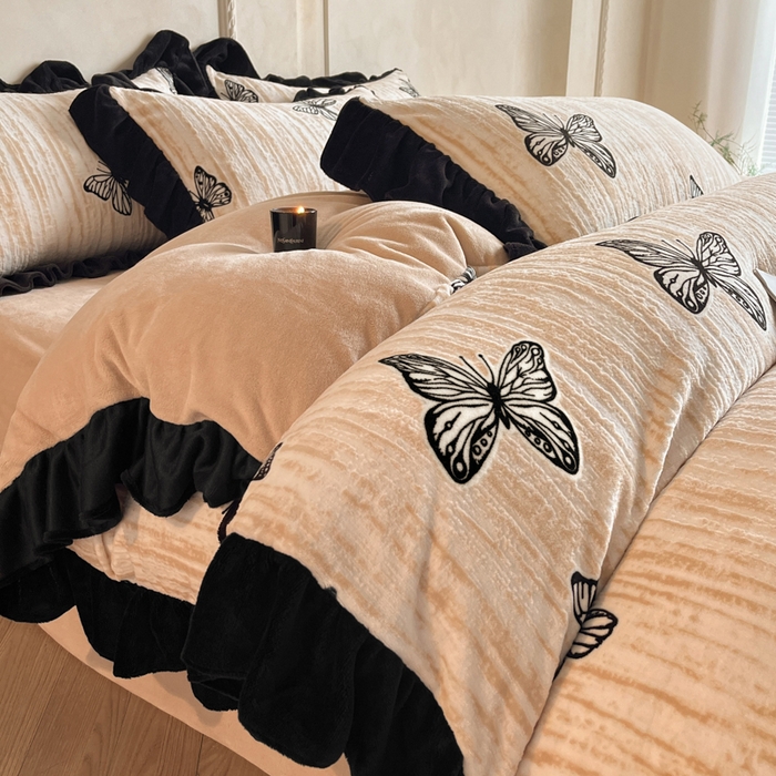 91家纺网 家纺一手货源 找家纺 索飞特家纺 2025新款秋冬赫本风牛奶绒彩印黑边四件套 玉蝴蝶-卡其