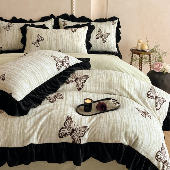 91家纺网 家纺一手货源 找家纺 索飞特家纺 2025新款秋冬赫本风牛奶绒彩印黑边四件套 玉蝴蝶-沁绿