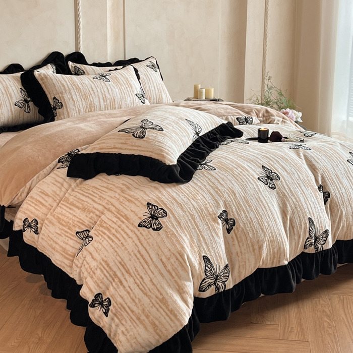 91家纺网 家纺一手货源 找家纺 索飞特家纺 2025新款秋冬赫本风牛奶绒彩印黑边四件套 玉蝴蝶-卡其