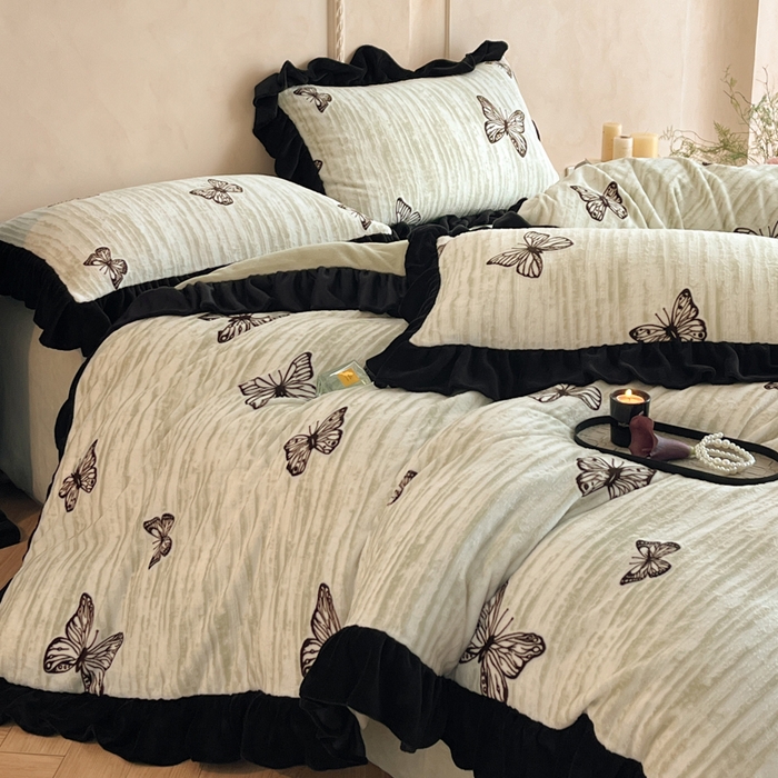 91家纺网 家纺一手货源 找家纺 索飞特家纺 2025新款秋冬赫本风牛奶绒彩印黑边四件套 玉蝴蝶-沁绿