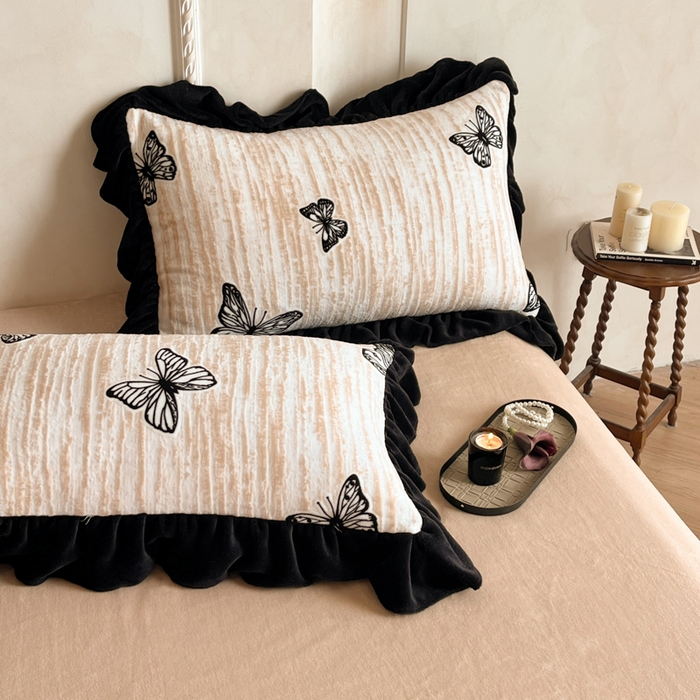 91家纺网 家纺一手货源 找家纺 索飞特家纺 2025新款秋冬赫本风牛奶绒彩印黑边四件套 玉蝴蝶-卡其