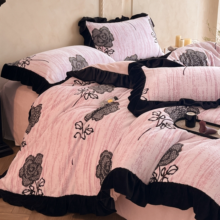 91家纺网 家纺一手货源 找家纺 索飞特家纺 2025新款秋冬赫本风牛奶绒彩印黑边四件套 情愫-粉