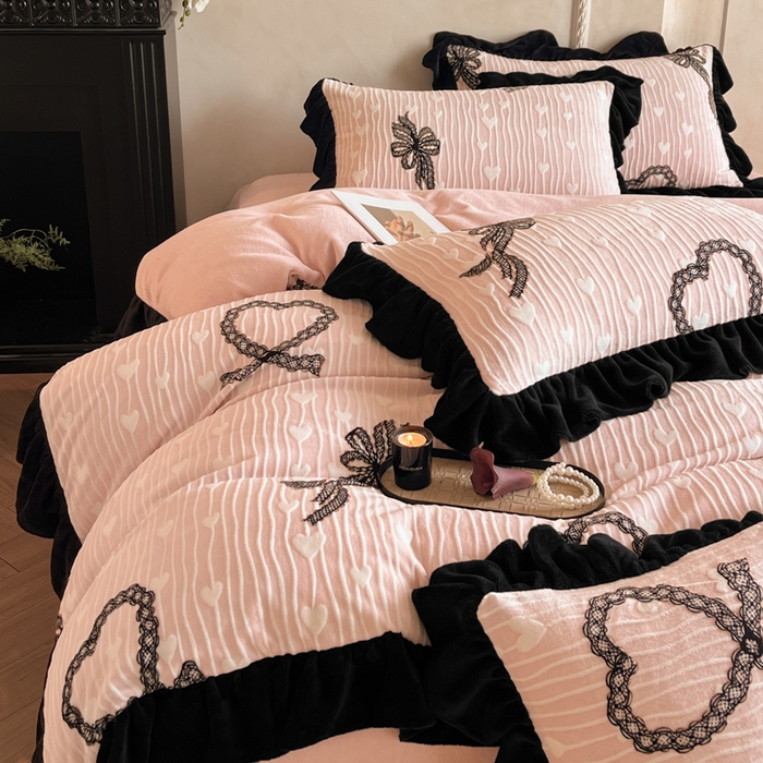 91家纺网 家纺一手货源 找家纺 索飞特家纺 2025新款秋冬赫本风牛奶绒彩印黑边四件套 挚爱-粉