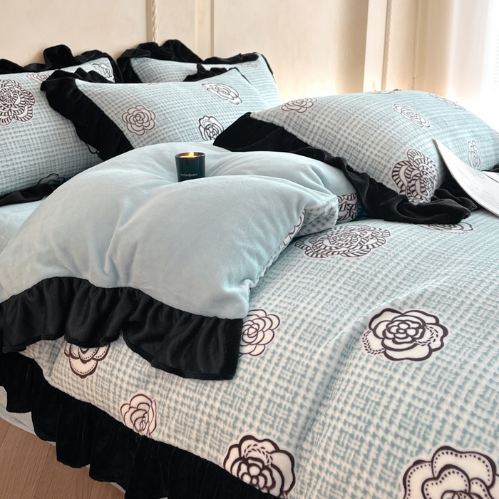 91家纺网 家纺一手货源 找家纺 索飞特家纺 2025新款秋冬赫本风牛奶绒彩印黑边四件套 奥莱迪-雾蓝