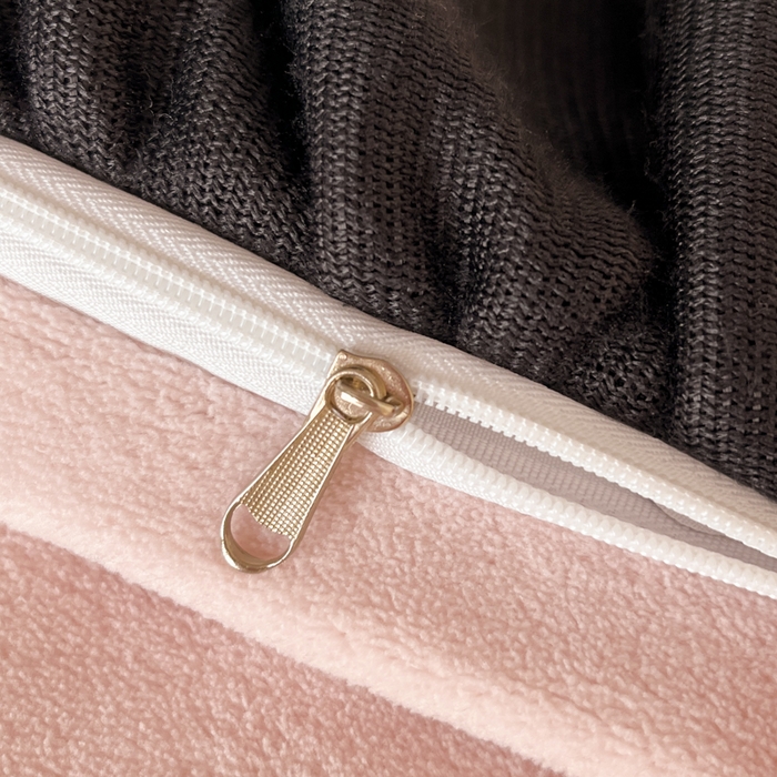 91家纺网 家纺一手货源 找家纺 索飞特家纺 2025新款秋冬赫本风牛奶绒彩印黑边四件套 情愫-粉