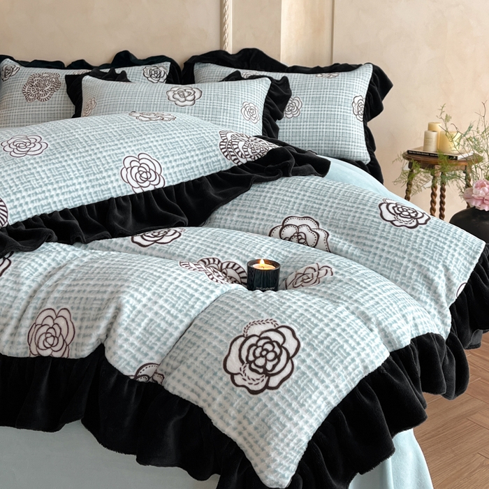 91家纺网 家纺一手货源 找家纺 索飞特家纺 2025新款秋冬赫本风牛奶绒彩印黑边四件套 奥莱迪-雾蓝