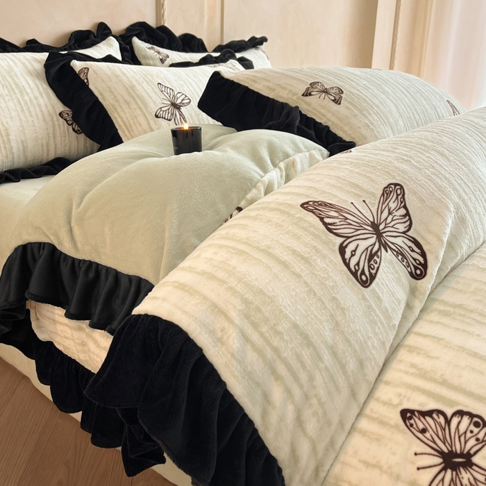 91家纺网 家纺一手货源 找家纺 索飞特家纺 2025新款秋冬赫本风牛奶绒彩印黑边四件套 玉蝴蝶-沁绿