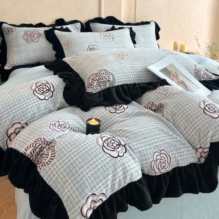 91家纺网 家纺一手货源 找家纺 索飞特家纺 2025新款秋冬赫本风牛奶绒彩印黑边四件套 奥莱迪-雾蓝