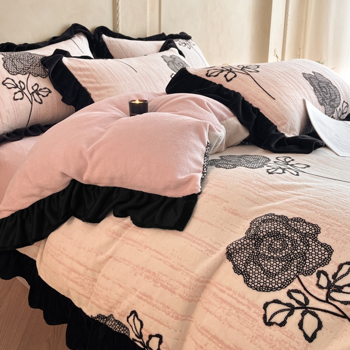 91家纺网 家纺一手货源 找家纺 索飞特家纺 2025新款秋冬赫本风牛奶绒彩印黑边四件套 情愫-玉