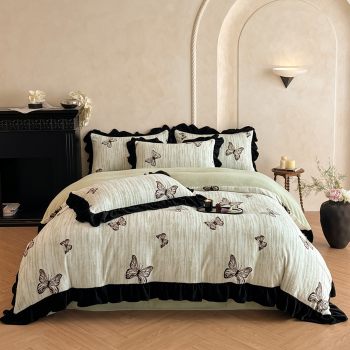 91家纺网 家纺一手货源 找家纺 索飞特家纺 2025新款秋冬赫本风牛奶绒彩印黑边四件套 玉蝴蝶-沁绿