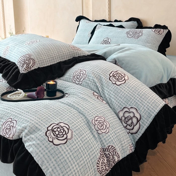 91家纺网 家纺一手货源 找家纺 索飞特家纺 2025新款秋冬赫本风牛奶绒彩印黑边四件套 奥莱迪-雾蓝